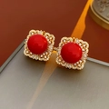 Dettaglio ravvicinato di orecchini vintage quadrati con perla rossa e zirconi lucidi - Perno per orecchini in argento - Rosso