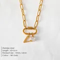 Collana a graffetta in acciaio inossidabile placcato oro 14K con lettera L e cristallo - Lettera V