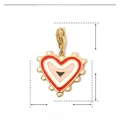 Dettaglio macro del ciondolo a cuore in smalto con specifiche e moschettone - Cuore Tricolore in Smalto Rosso Rosa Nero (YF116-3)