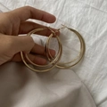 Grandi orecchini a cerchio in metallo dorato minimalista con finitura lucida da donna - Cerchio in Metallo Grande / Oro