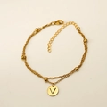 Bracelet double couche en acier titane doré avec un pendentif rond avec la lettre V - Lettre V (S-H202-V)