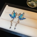 Dettaglio degli orecchini a farfalla in argento con smalto blu e nappine eleganti - Stile Nappina Farfalla (60#) / Blu