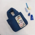 Détail du mini sac cabas en polaire bleu marine avec une texture douce et granuleuse - Bleu clair