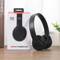 Κοντινό πλάνο μαύρων ακουστικών Bluetooth 5.0 P47 με τη συσκευασία λιανικής πώλησης - Μαύρο