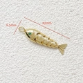 14 Karat vergoldeter Koi Fisch Anhänger mit grünen Edelsteinaugen, 42 mm Länge - Gold / Grünes Auge / Groß