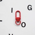 Dettaglio chiusura a moschettone in metallo rosso opaco con anello girevole a 360 gradi - Rosso