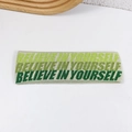Beige gebreide yoga hoofdband met groen Believe In Yourself tekstpatroon - Groen