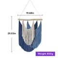Arazzo da parete boho intrecciato a mano blu e bianco con frange a strati e legno - 50cm x 75cm / Serie Blu e Bianco