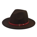 Vista detallada de un sombrero fedora de fieltro marrón con una hebilla de cinturón roja - Talla Adulto (57-60cm) / Café