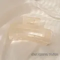 Dettaglio di una pinza per capelli da 10,5 cm in resina crema con molla in argento - Quadrato Beige