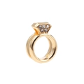 Goldener Legierungsring mit breitem Band und kronenförmiger Fassung mit funkelnden Zirkonen - Ring-Stil / Gold