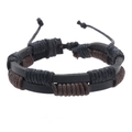 Dettaglio del bracciale in pelle vintage con cordini in cera intrecciati neri e marroni a mano - Pelle Nera Filo Nero e Marrone