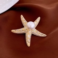 Detail einer goldenen Seestern-Brosche mit einer weißen Perle und glänzenden Zirkonen - Seestern Perle Stil (2#) / Gold
