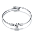 Dettaglio del bracciale rigido in acciaio inox con ciondolo a cuore e lettera W - Lettera W (Dado W)