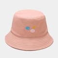 Dettaglio ravvicinato di cappello da pescatore rosa in cotone con ricamo pianeta - M (56-58cm) / Rosa