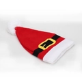 Bonnet de Noël rouge tricoté avec motif ceinture noire et grand pompon blanc doux - Design de boucle de ceinture de Père Noël (H)