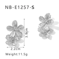 Silberne Doppelblumen-Ohrhänger aus Edelstahl mit strukturierter Oberfläche und Maßen - Silberner Doppelblumenstil (NB-E1257-S)