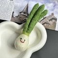 Handmade wool felt scallion keychain with smiling face on a white heart plate - Scallion