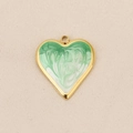 Makro-Detail des herzförmigen Gold-Edelstahl-Anhängers mit grünem Marmor-Emaille - Gold-Grün