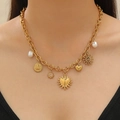 Dettaglio della collana a catena dorata con ciondoli a sole, cuore e perle - Combinazione Vintage Multi-Ciondolo (02) / Oro