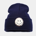 Dettaglio del berretto in maglia blu scuro con toppa sorridente e trama a coste fitte - Taglia unica / Blu navy