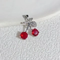 Detailaufnahme Kirsch-Anhänger aus Silber mit roten Edelsteinen und weißen Kristallen - Stil B Silber-Rot