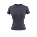 Détail de la texture en maille côtelée gris foncé et du col rond sur t-shirt cintré - S / Hauts / Gris foncé