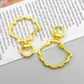 Makroaufnahme goldener muschelförmiger Karabinerverschlüsse für DIY-Schmuckzubehör - Goldener Muschel-Schlüsselanhänger 30*39mm