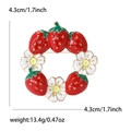Spilla a ghirlanda di fragole in smalto con fiori bianchi e base dorata, misura 4,3 cm - Rosso Oro (2790-RD)