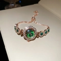Détail de la montre pétale or rose avec cadran vert émeraude et bracelet en strass ajustable - Or-Vert