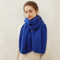 Sciarpa lavorata a maglia blu da donna in morbido cashmere sintetico tinta unita - Blu Klein