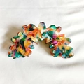 Gros plan sur la pince à cheveux nuage en acétate coloré avec design ondulé sur tissu - Série à Motifs (Terrazzo Coloré)
