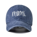 Détail de la broderie MIMI blanche avec cœur sur la casquette en denim bleu délavé - Bleu Marine