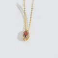 Collier doré avec une pierre rouge marquise et des détails en cristal blanc - Rouge