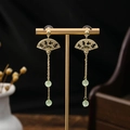 Boucles d'oreilles éventail dorées avec pompons et perles vertes élégantes - Gland en Forme d'Éventail Bonne Chance (E1887-1)