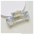 Détail d'une pince à cheveux rectangulaire avec fleurs bleues sur un fond blanc crème - Carré 10.5cm / Imprimé Floral Bleu