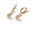 Vue détaillée des boucles d'oreilles lune en plaqué or 18K avec dimensions du cristal - Or (SE010234)
