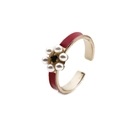 Bague fleur dorée avec émail rouge, gemme noire et perles sur fond blanc immaculé - Ouvert Réglable / Rouge (CR0558DX)