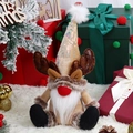 Gnome de Noël renne avec chapeau à paillettes et barbe en peluche sur fond de fête - Long Bonnet Renne Assis