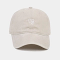 Primer plano del bordado de doble corazón blanco en la gorra beige de algodón lavado - Ajustable / Beige