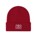 Gorro de punto granate con bordado DOG MOM y huella de pata sobre fondo blanco elegante - Talla única / Burdeos