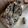 Carré en soie classique noir et or avec motif paisley sur surface en cuir luxe - 24120-image Principale / 110*110CM