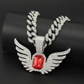 Dettaglio della collana hip-hop argentata con ciondolo ad ala in rubino rosso e strass - Pendente Argento + Catena Cubana Iced 45CM