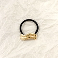 Black elastic hair tie with wavy golden alloy metal cuff on a minimalist background - Gold Wavy 4cm