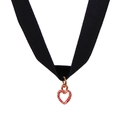 Primo piano del girocollo in velluto nero con ciondolo a cuore vuoto in oro rosa - Stile Cuore Cavo (Small Heart A-781)