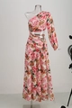 Detail of waist cutout with metal chain decoration on a pink floral one-shoulder dress - Pink Floral