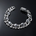 Dettaglio del bracciale a teschio argento con strass incastonati e chiusura a gioiello - Argento