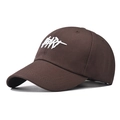 Détail de la broderie 3D HEART sur la casquette de baseball en coton marron à visière - Réglable / HEART Caramel