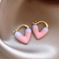 Vue détaillée des boucles d'oreilles cœur dorées en émail rose sur soie champagne - 44# Boucle-Or-Rose