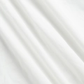 Détail du tissu en satin blanc lisse montrant des plis doux et une texture brillante - Blanc (Toutes Tailles en Stock)